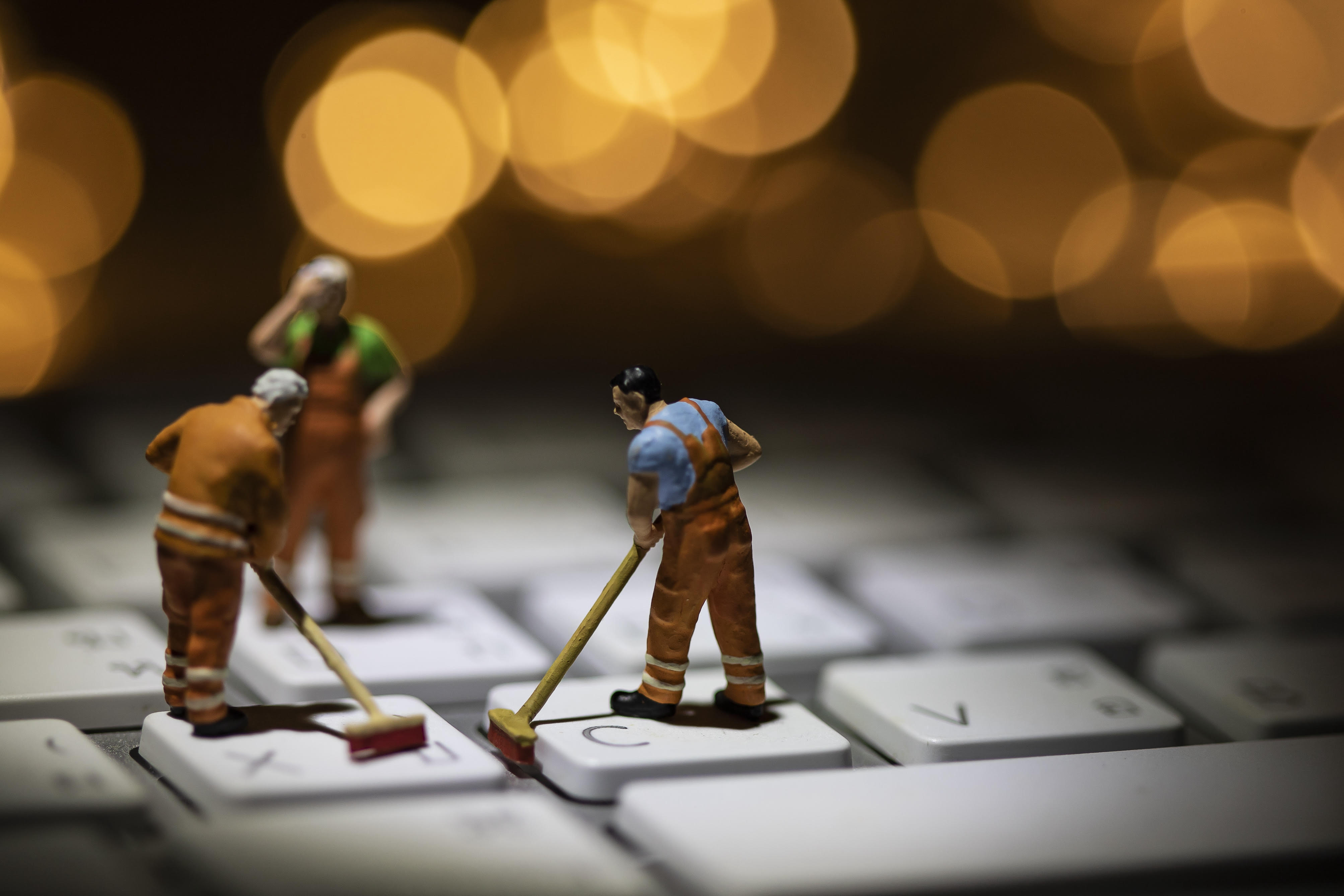 Keyboard with Lego figures cleaning